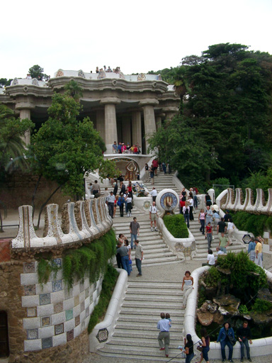 Main_stairs_to_Parq_Guell