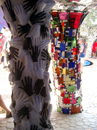 Close_up_of_columns