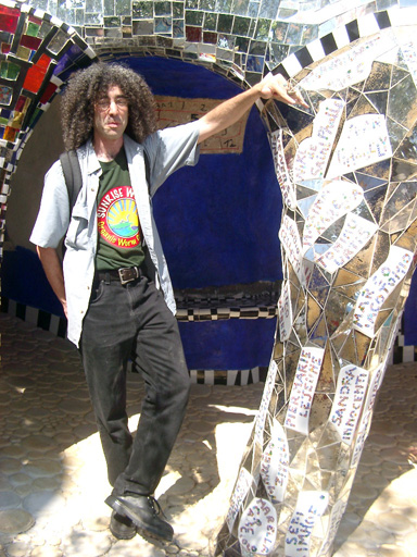 Dave_among_the_columns