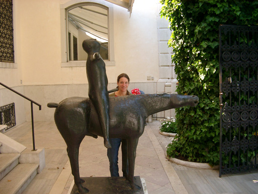 Kirsten_at_the_Peggy_Guggenheim_Museum